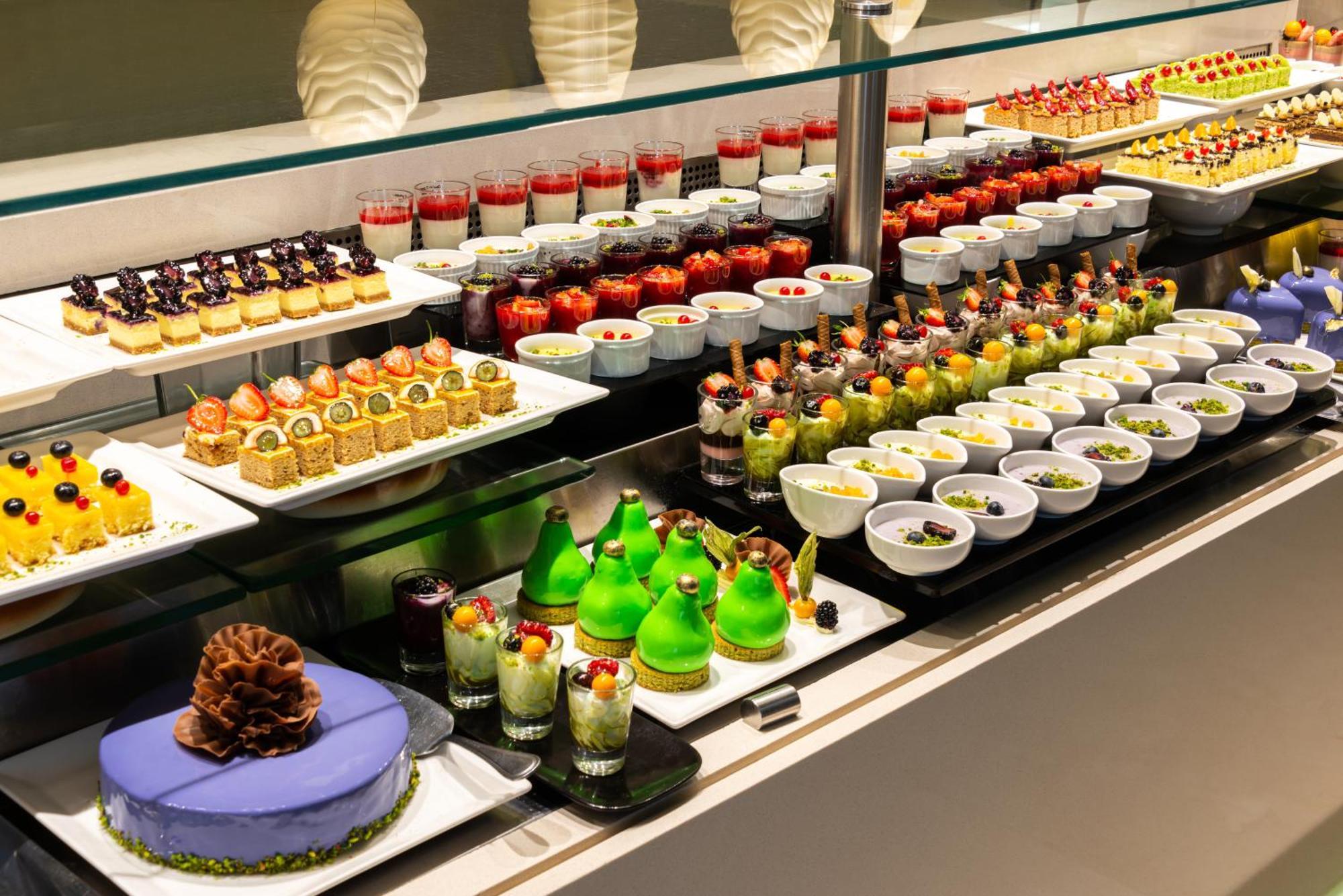 Narcissus Riyadh Hotel & Spa Zewnętrze zdjęcie A dessert buffet