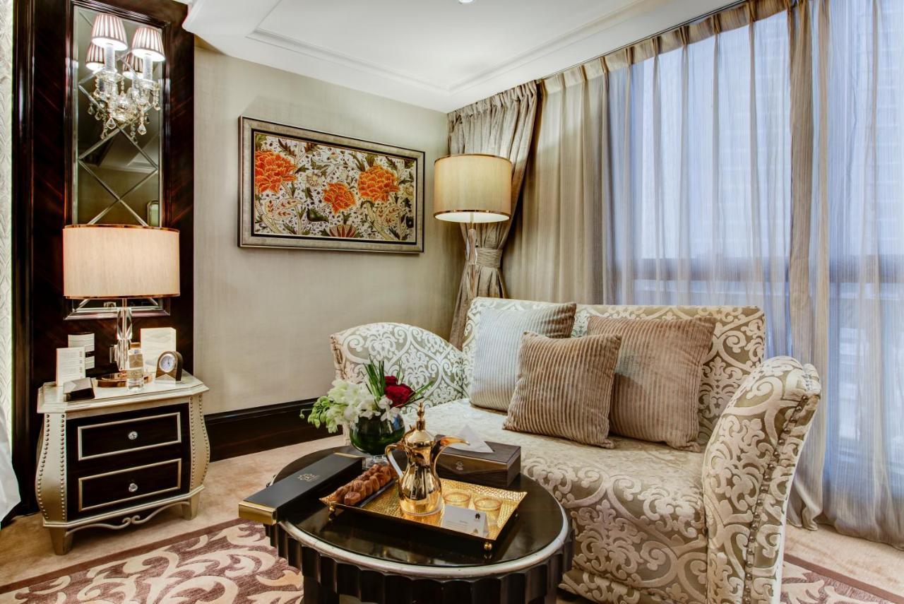 Narcissus Riyadh Hotel & Spa Zewnętrze zdjęcie A living room in a suite at the Ritz-Carlton, DIFC
